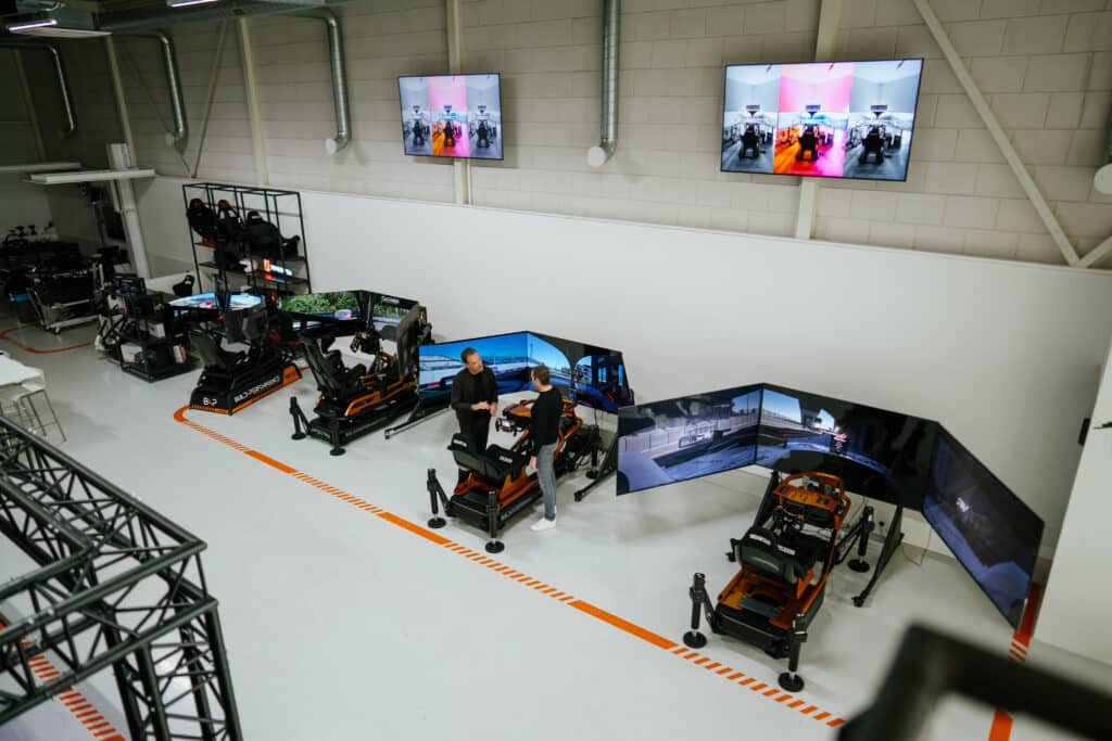 Build4Performance maakt high-end racesimulatoren betrouwbaarder met igus-kabelrups 3