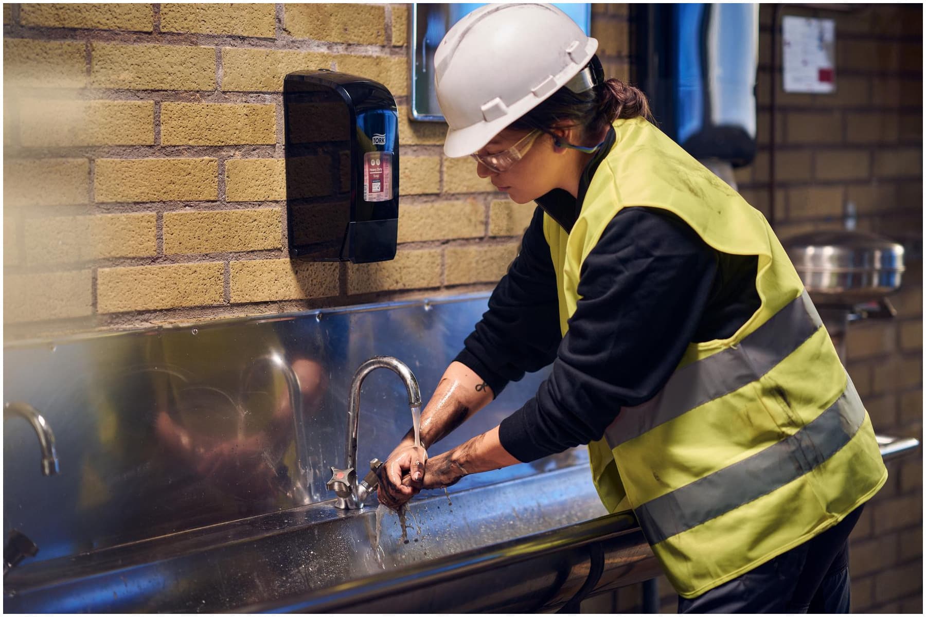 Tork introduceert drie-stappensysteem voor verzorgende handhygiëne in de industrie 1